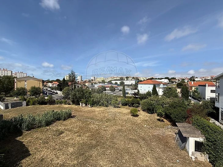 Terreno e edifícios na envolvente