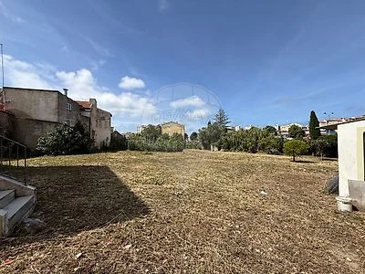 Área livre e edifícios na lateral do terreno